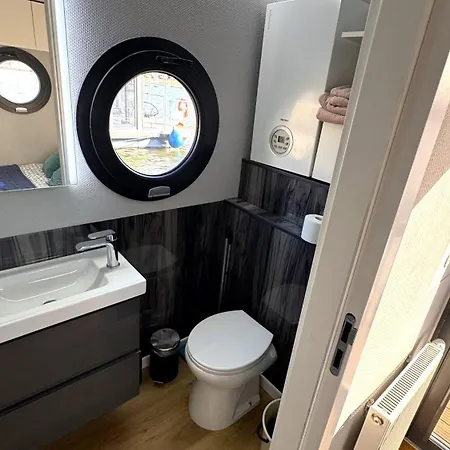 Houseboat Water Boy Plywajacy Dom Na Wodzie Lodz アパート