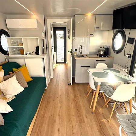Houseboat Water Boy Plywajacy Dom Na Wodzie Lodz アパート ヴロツワフ